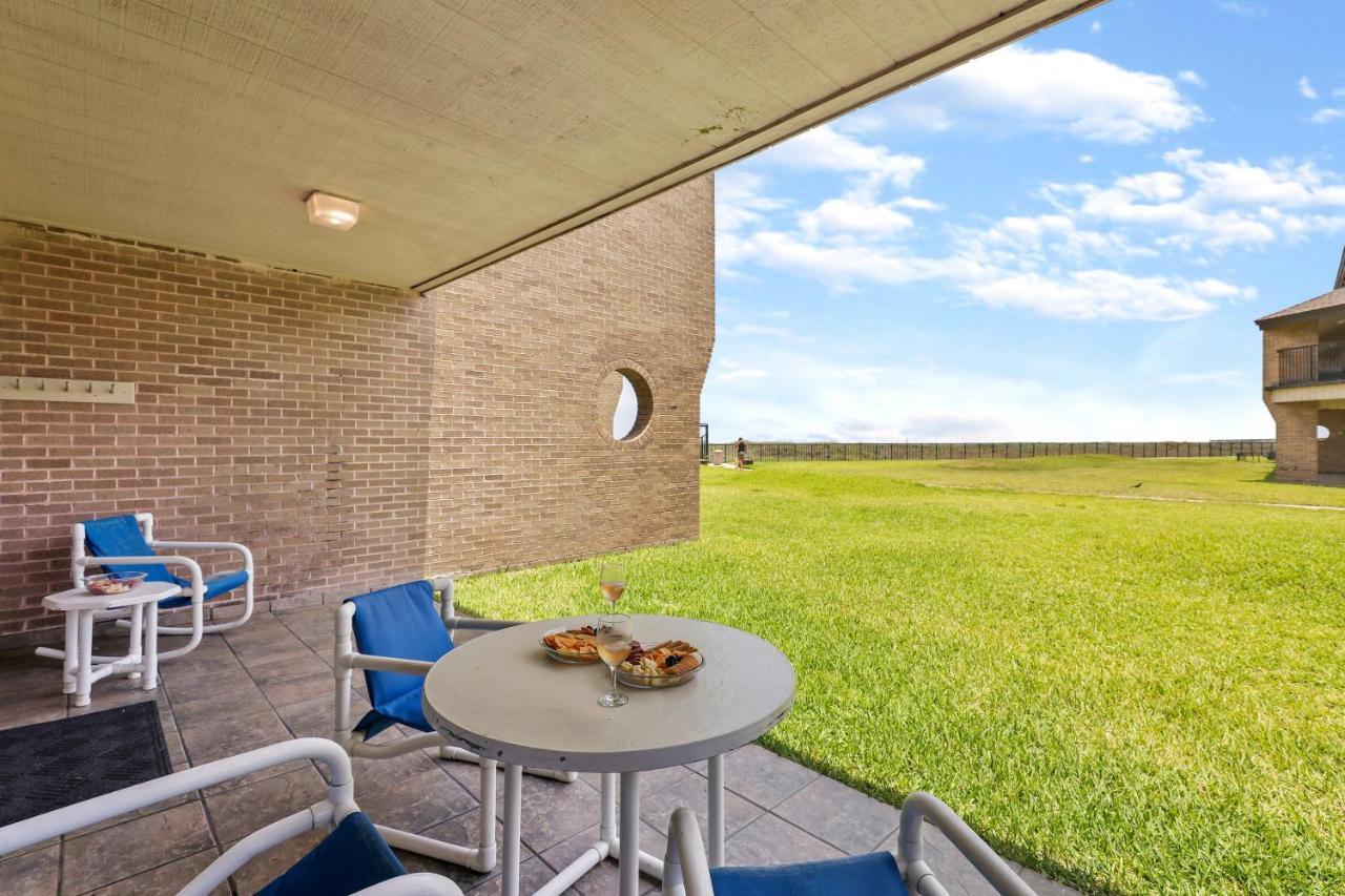 Ground Floor Beachfront Beauty! Steps To The Beach And Pool South Padre Island Eksteriør bilde