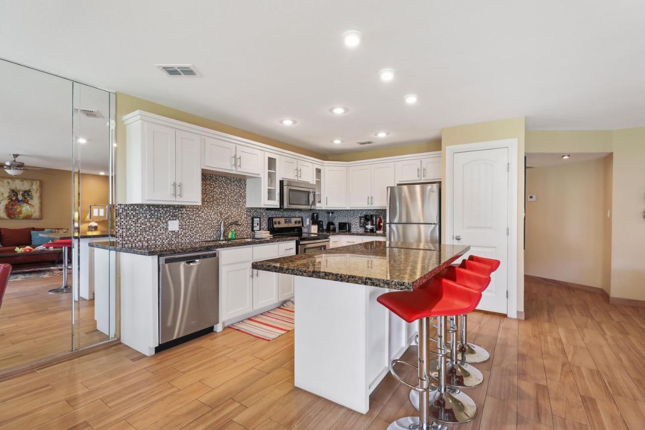 Ground Floor Beachfront Beauty! Steps To The Beach And Pool South Padre Island Eksteriør bilde