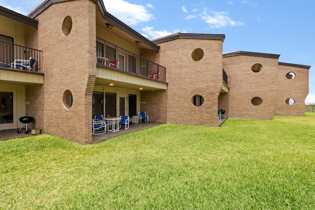Ground Floor Beachfront Beauty! Steps To The Beach And Pool South Padre Island Eksteriør bilde