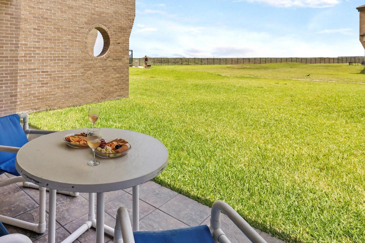 Ground Floor Beachfront Beauty! Steps To The Beach And Pool South Padre Island Eksteriør bilde